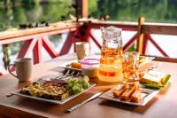 Kolombangara IslandLeleana Resort Kolombangara的一张桌子,上面放着两盘食物和饮料