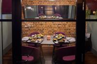 ロンドンにあるマルメゾン ロンドンのレストランのテーブル