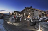 un edificio con una terraza con una hoguera en Hotel Le K2 Altitude, en Courchevel