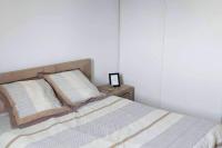 Een bed of bedden in een kamer bij Maison chaleureuse F3 avec 3piscines dans r&eacute;sidence