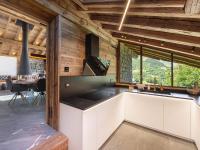 Część wypoczynkowa w obiekcie Chalet de prestige avec jacuzzi, sauna et cinéma - FR-1-570-42