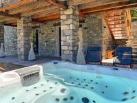 Basen w obiekcie Chalet de prestige avec jacuzzi, sauna et cinéma - FR-1-570-42 lub w pobliżu