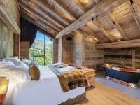 Łóżko lub łóżka w pokoju w obiekcie Chalet de prestige avec jacuzzi, sauna et cinéma - FR-1-570-42