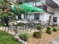 un grupo de mesas y sillas frente a un restaurante en Apartments &amp; Rooms Preseren, en Bled