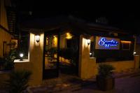 アクチャイにあるRoom 23 Hotelの夜間の建物脇の看板