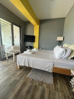 Postel nebo postele na pokoji v ubytování Comfy Kourouta Apartment & Suite