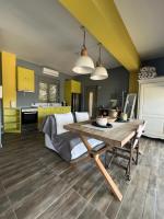 Kuchyň nebo kuchyňský kout v ubytování Comfy Kourouta Apartment & Suite