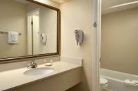 Ein Badezimmer in der Unterkunft Days Inn by Wyndham Cocoa Beach Port Canaveral
