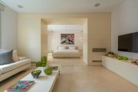 A television and/or entertainment centre at Casa dell'Arte Hotel of Arts & Leisure