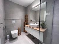Kúpeľňa v ubytovaní Beachfront Comfort Apartments SINAJKO