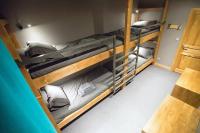 two bunk beds in a small room with a room with at HaKaJu Appartement 10 personnes à Val Cenis in Lanslebourg-Mont-Cenis