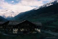a building with snow capped mountains in the background at HaKaJu Appartement 10 personnes à Val Cenis in Lanslebourg-Mont-Cenis