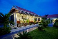 una casa con cortile di notte di New Riverside Hotel a Siem Reap