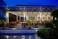 un ristorante con tavoli e sedie di notte di New Riverside Hotel a Siem Reap