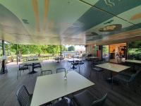 Un restaurante u otro lugar para comer en MAGNOLIA HOUSE by the RIVER