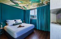 テルアビブにあるSeaside Hotel by Zvieli Hotelsのベッドルーム1室(青い壁のベッド1台、天井に絵画付)