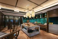 un restaurant avec un bar au carrelage vert dans l'établissement Till Bright Hotel, Changsha Provincial Museum, à Changsha