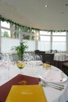 Un comedor con una mesa con copas de vino. en Silken Spa La Hacienda De Don Juan, en Llanes