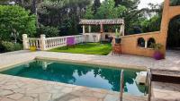 a backyard with a swimming pool and a gazebo at Villa de 2 chambres avec piscine privee jardin clos et wifi a Merindol in Mérindol