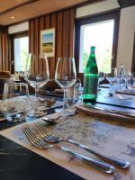 einen Tisch mit Weingläsern und eine Flasche darauf in der Unterkunft Hôtel et Cottages Domaine Du Marquenterre in Saint-Quentin-en-Tourmont