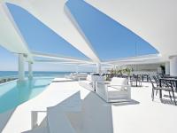The swimming pool at or close to Global Properties, Apartamento con terraza y vistas a la costa mediterranea