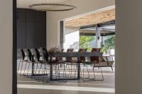 Un comedor con mesa y sillas en The Jing, en Tejakula