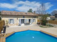 L Escale des Vignes GITE proche Saint Emilion Chateau Beynatの敷地内または近くにあるプール