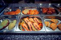 Una bandeja de comida con mariscos y otros alimentos. en Hotel Centrum Malbork, en Malbork