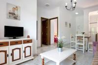 Televízia a/alebo spoločenská miestnosť v ubytovaní Apartamento Mediterraneo 105