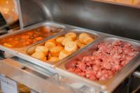 een dienblad met verschillende soorten eten op een vitrine bij Duc Minh Saigon Airport Hotel in Ho Chi Minh-stad