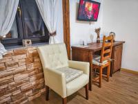 Televízia a/alebo spoločenská miestnosť v ubytovaní Etno Garden Exclusive Rooms