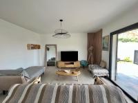 sala de estar con cama y TV en Casa Lamaghjone - Villa T4 avec piscine chauffée à 3,5km de la mer, en Aléria