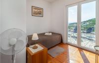 Balkón alebo terasa v ubytovaní 5 Bedroom Awesome Home In Povile