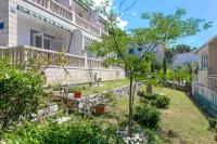 Vonkajšia záhrada v ubytovaní Apartments by the sea Brela, Makarska - 18356