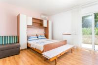 Posteľ alebo postele v izbe v ubytovaní Apartments by the sea Brela, Makarska - 18356
