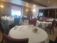 AttignatにあるHôtel La Parenthèseの白いテーブルと椅子のあるダイニングルーム