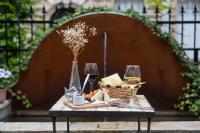 Ein Restaurant oder anderes Speiselokal in der Unterkunft H&ocirc;tel &amp; Espace Bien-&ecirc;tre La Maison du Lierre 