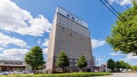 富山市にある東横INN富山駅新幹線口1の上に看板がある高い建物