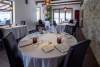 een eetkamer met witte tafels en stoelen bij Casa Corsetti - Locanda e Ristorante in Magione