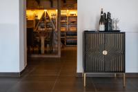 een tafel met daarop wijnflessen in een kamer bij Casa Corsetti - Locanda e Ristorante in Magione