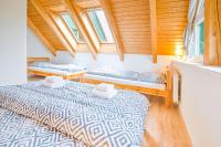 Łóżko lub łóżka w pokoju w obiekcie Apartmán Riviéra Lipno 510/21