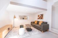 sala de estar con sofá y mesa en Pick A Flat&#39;s Apartment in Saint-Tropez- Rue du Portail Neuf, en Saint-Tropez