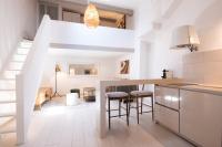 cocina con encimera y taburetes en una habitación en Pick A Flat&#39;s Apartment in Saint-Tropez- Rue du Portail Neuf, en Saint-Tropez