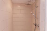 y baño con ducha con cabezal de ducha. en Pick A Flat&#39;s Apartment in Saint-Tropez- Rue du Portail Neuf, en Saint-Tropez