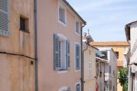 un callejón en un casco antiguo con ventanas con persianas en Pick A Flat&#39;s Apartment in Saint-Tropez- Rue du Portail Neuf, en Saint-Tropez