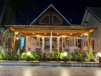 een paviljoen met tafels en stoelen in de nacht bij Hotel Caribbean Coral in San Andrés