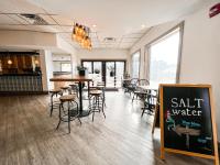 Restaurace v ubytování The Newport Harbor Hotel & Marina