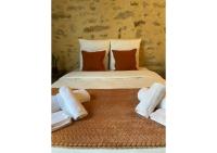 Een bed of bedden in een kamer bij Le cosy-chic, 2 min &agrave; pied cath&eacute;drale , Jacobins