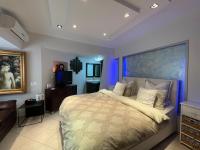 ein Schlafzimmer mit großem Bett und Fernseher in der Unterkunft Eilat Beach House in Eilat