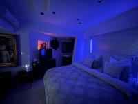Ein Bett oder Betten in einem Zimmer der Unterkunft Eilat Beach House